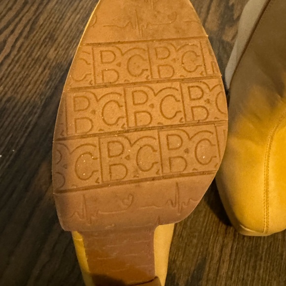 BCBG tan platform booties size 6.5 - Picture 4 of 4